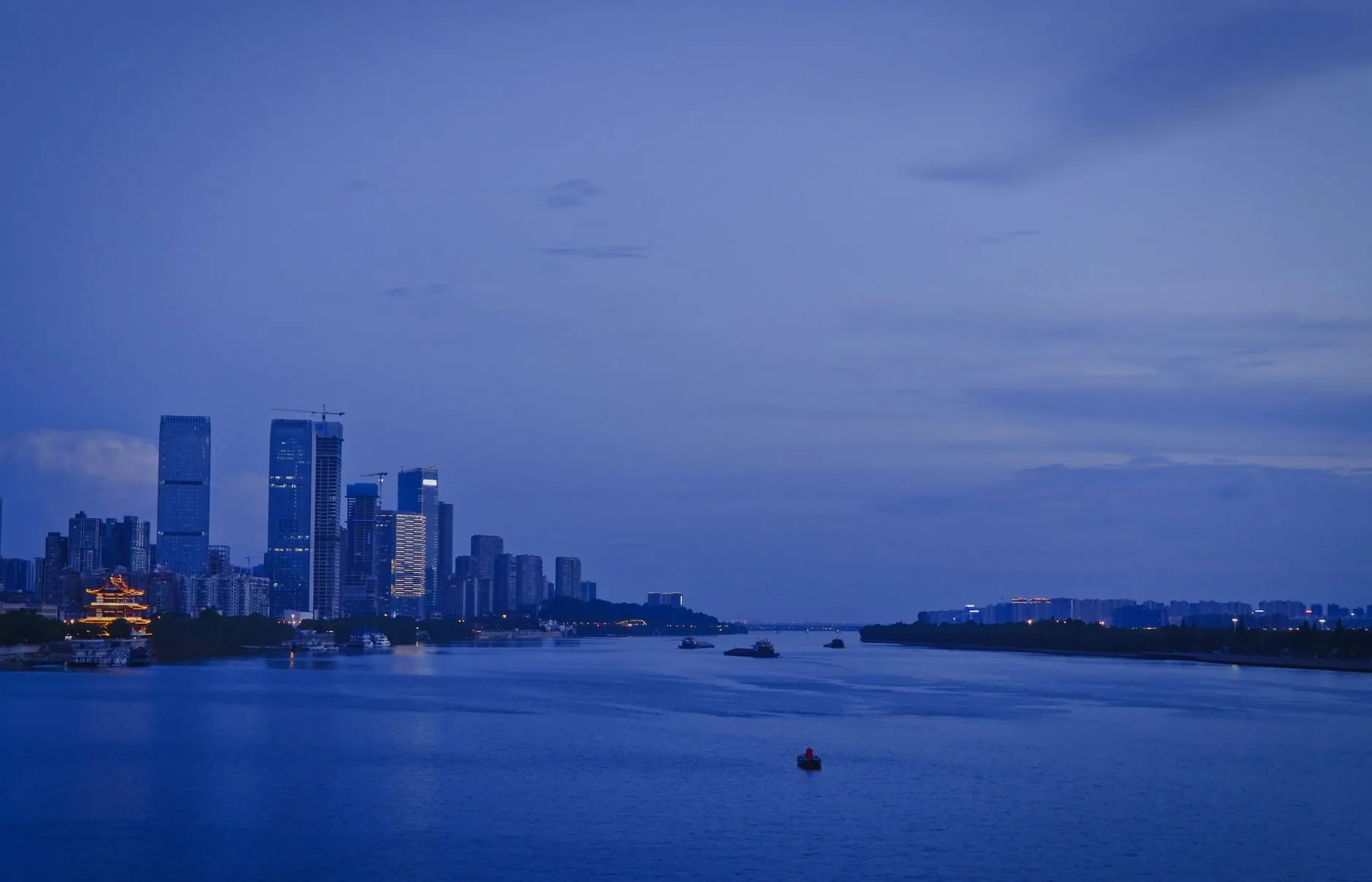 建筑夜景工程中LED洗墙灯选型要点与性能对比