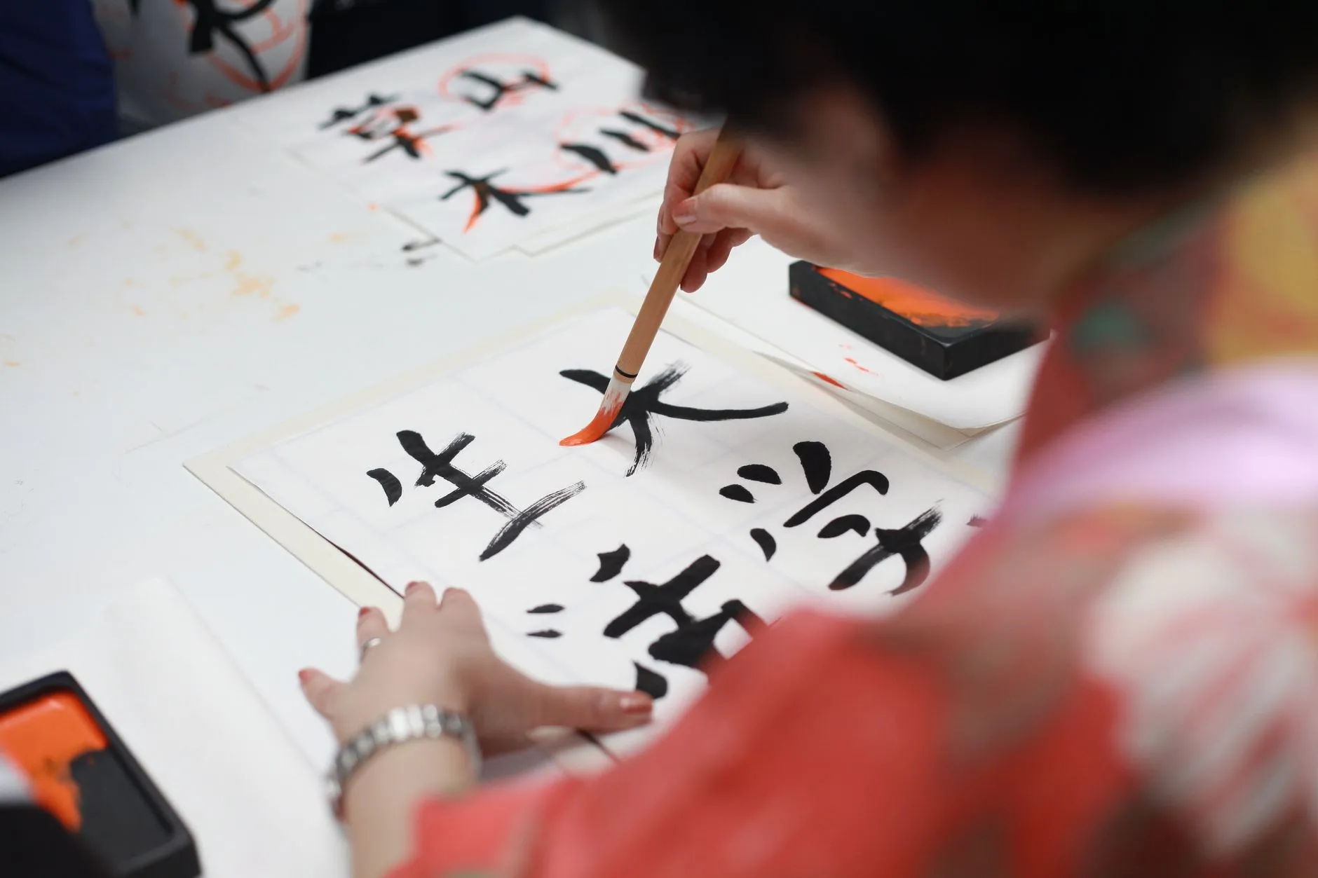 建筑夜景照明设计：点光源布局优化对商业建筑形象的影响