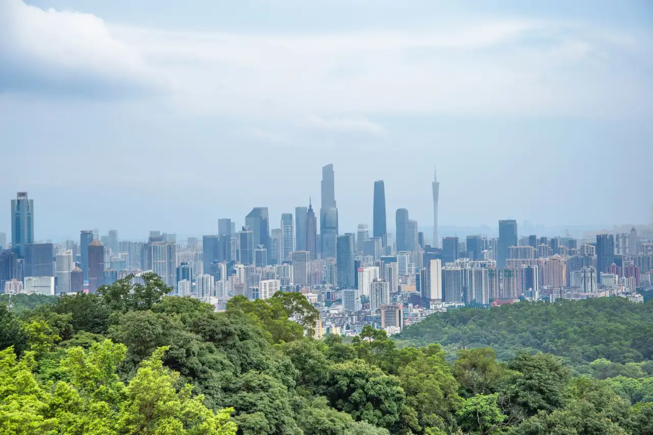 商业建筑夜景照明方案：点光源与洗墙灯组合应用效果对比
