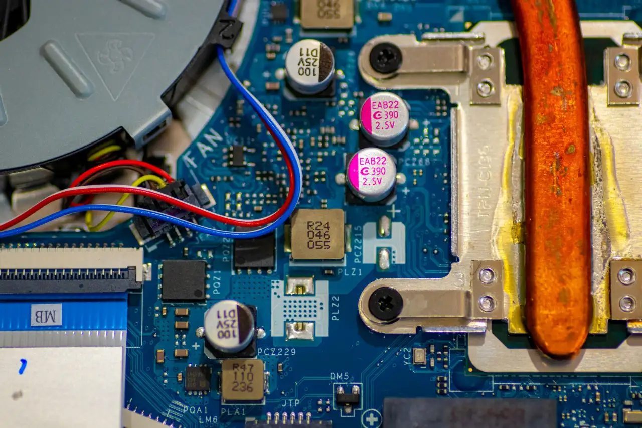商业建筑夜景照明方案：点光源与洗墙灯组合应用效果对比
