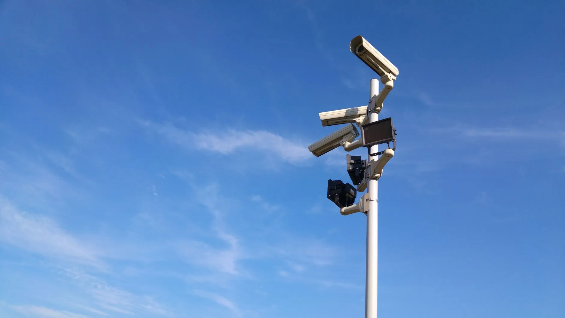 LED洗墙灯与点光源在建筑夜景工程中的选型对比分析