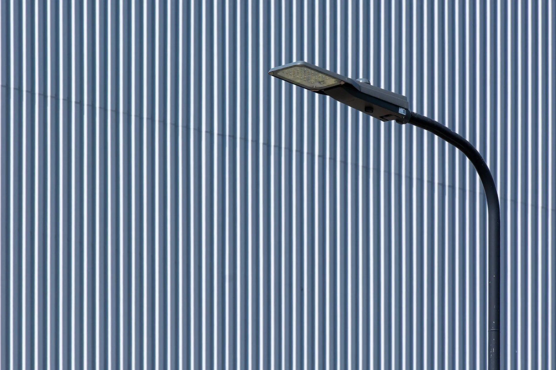 LED洗墙灯与点光源在建筑亮化工程中的选型对比分析