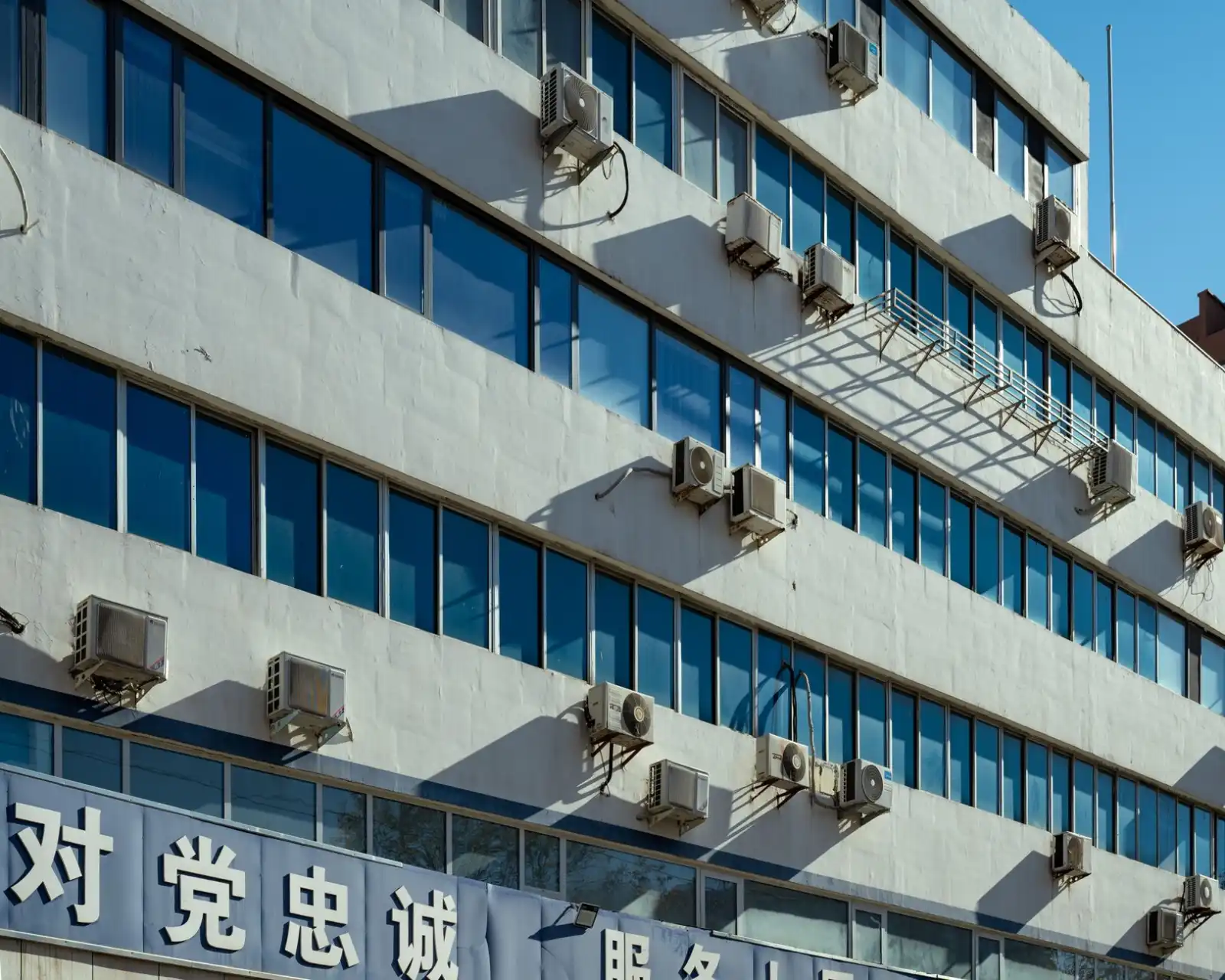 2024年LED洗墙灯技术升级：明灯科技新款点光源性能解析
