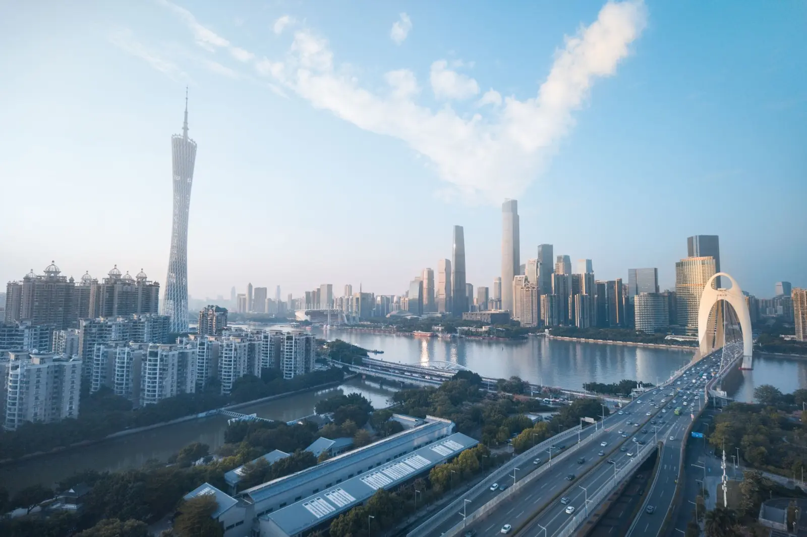 城市地标建筑LED洗墙灯选型要点与光效优化方案