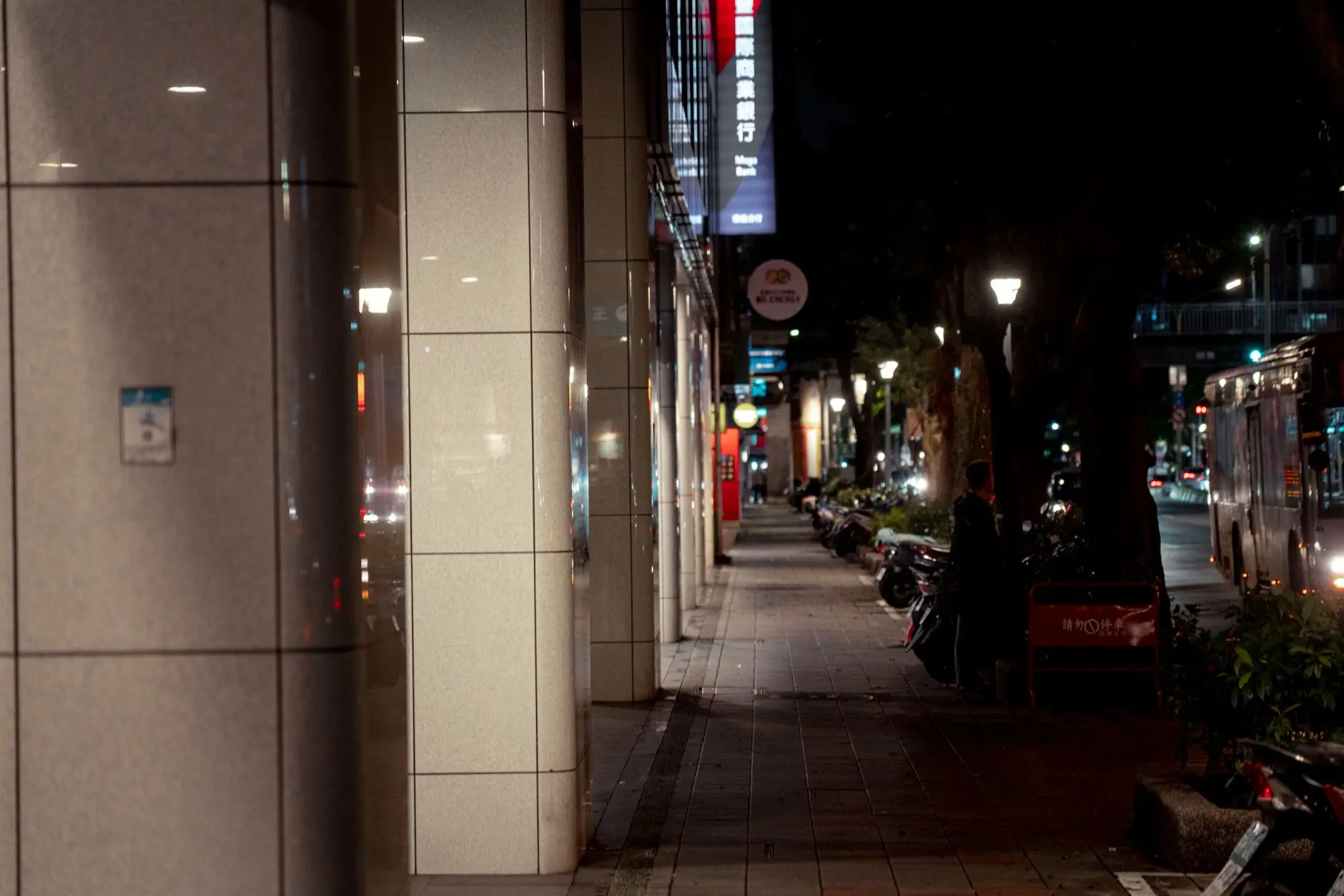 夜景照明工程如何通过点光源打造城市地标建筑夜间形象
