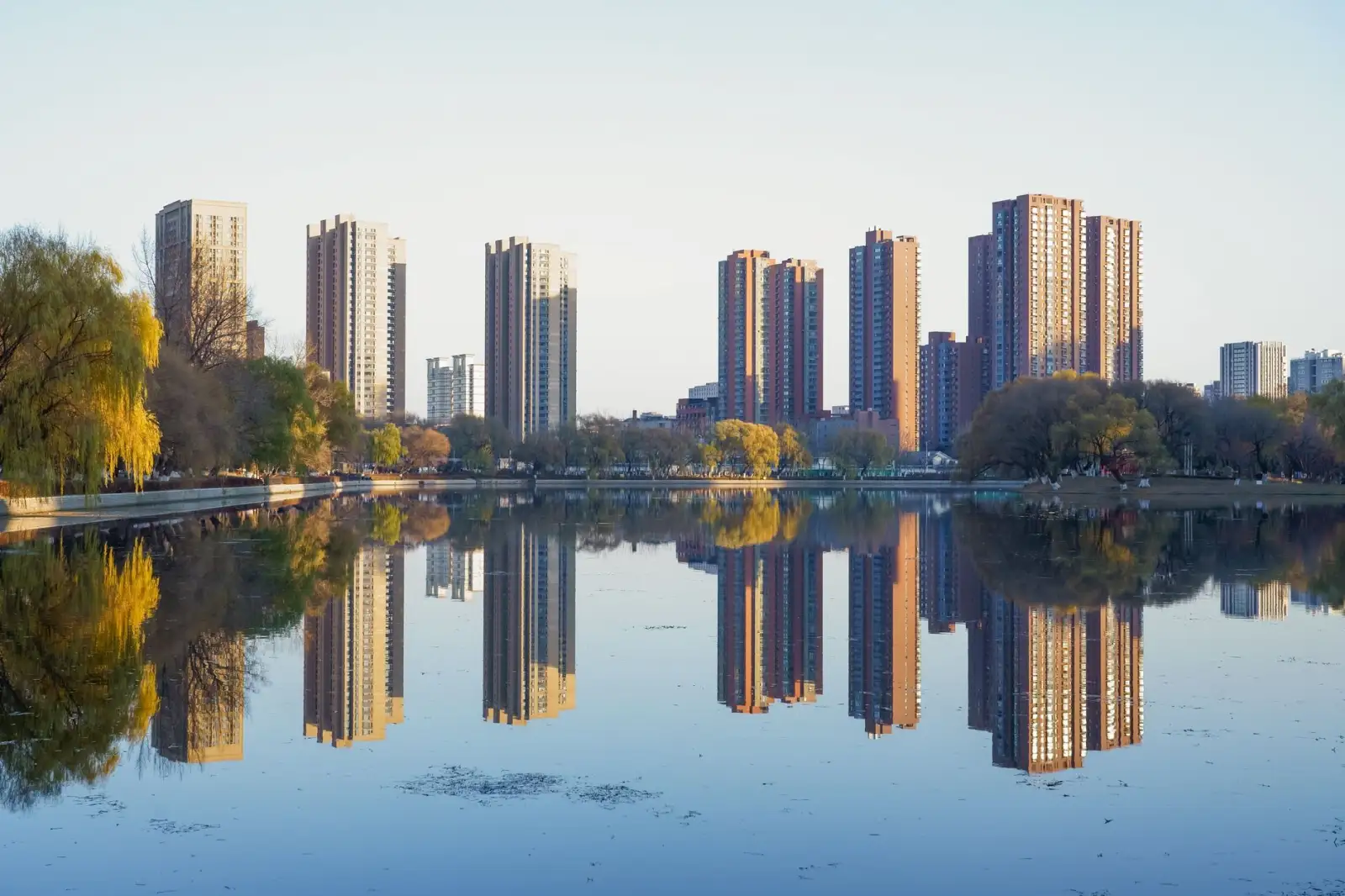 商业建筑夜景照明方案的设计要点与能耗优化分析