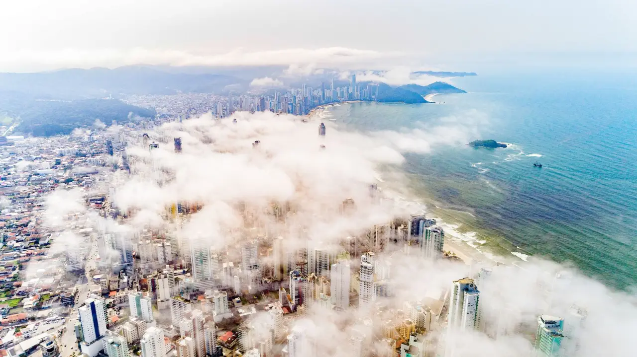 杭州明灯科技解析：建筑亮化工程中LED洗墙灯的配光设计与安装要点