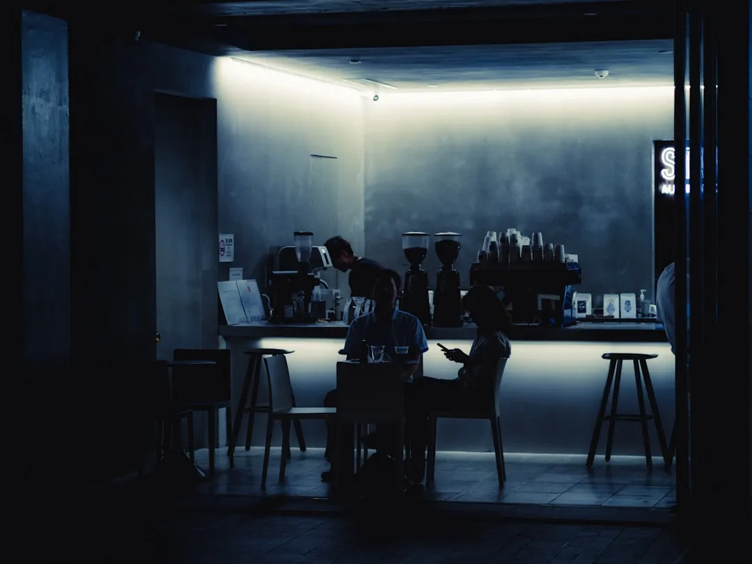 商业建筑夜景照明方案：如何通过点光源与洗墙灯提升立面层次感