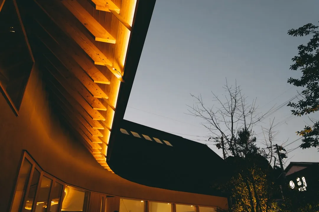 高层建筑夜景照明方案设计:洗墙灯安装角度与光效优化正文配图 2