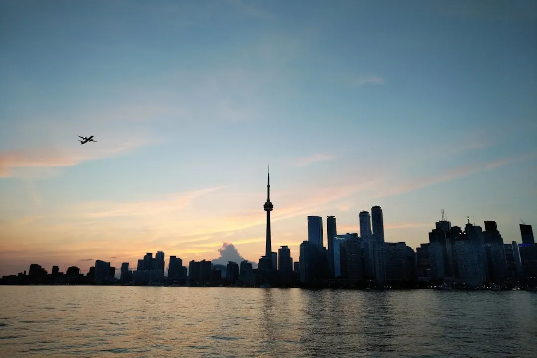 建筑夜景照明设计：点光源布局优化对商业建筑形象的影响