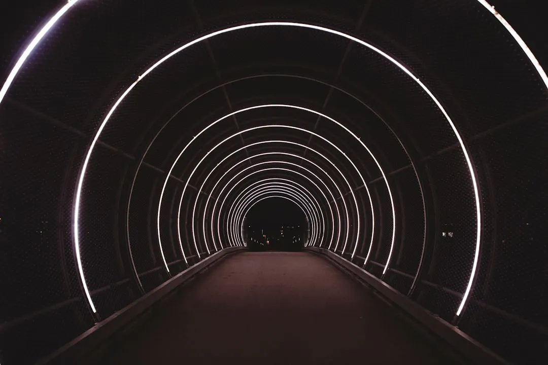 LED洗墙灯与点光源在建筑亮化工程中的选型对比分析