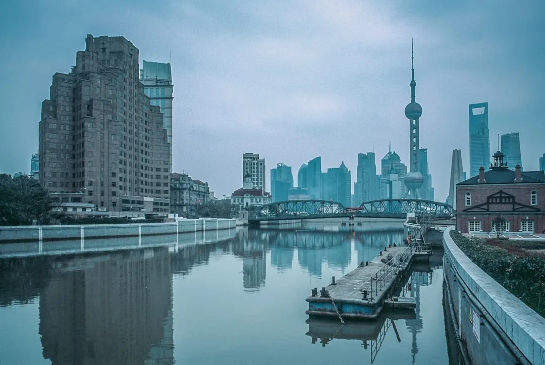 高层建筑夜景照明方案中LED洗墙灯选型与光效优化分析
