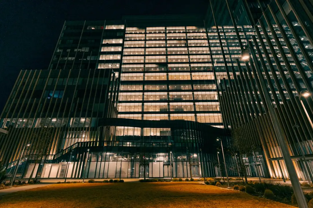 高层商业楼宇夜景照明设计：明灯科技LED洗墙灯应用案例正文配图 1