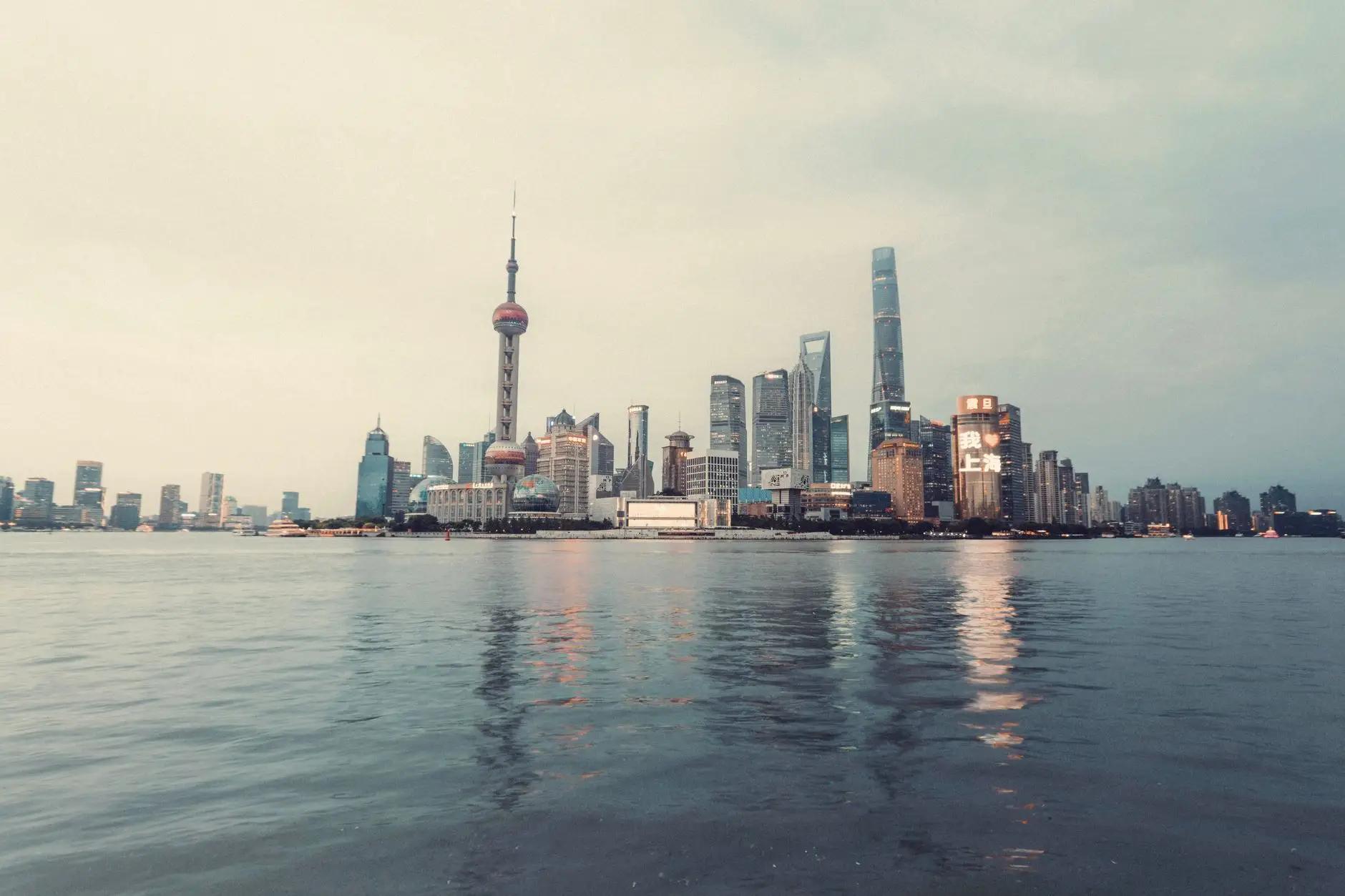 LED洗墙灯与点光源在商业建筑夜景工程中的选型对比分析