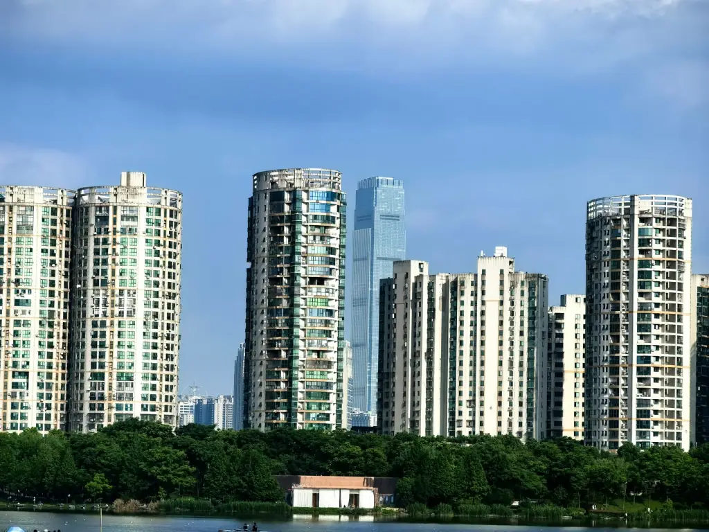 建筑亮化工程技术解析:LED洗墙灯与点光源的配光设计要点