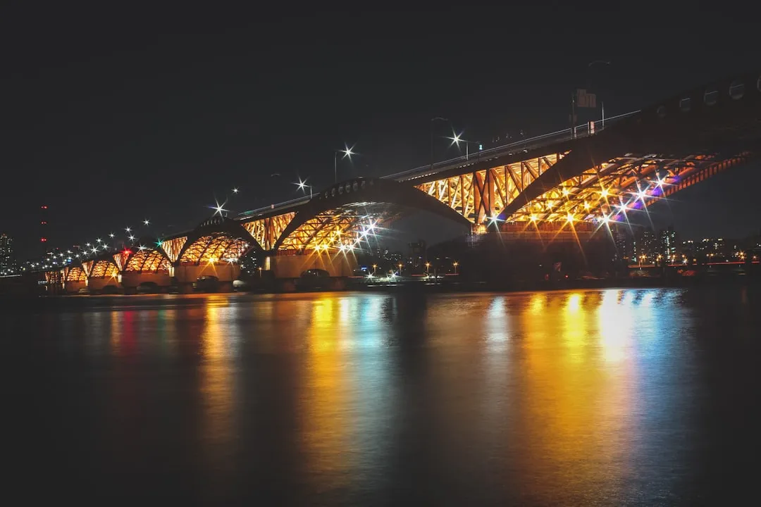 建筑亮化工程中LED洗墙灯与点光源的配光设计要点解析